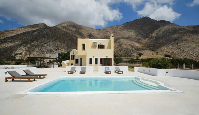 Private villa Evgenia close to the beach Perissa