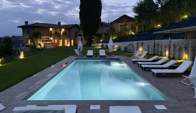 Private Villa. Heated pool. Outside bar, lounge, kitchen, audio. 5min Canelli.