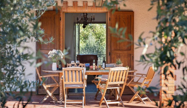 Private Villa with private pool, WIFI, A/C, TV, patio, pets allowed, panoramic view, close to Arezzo