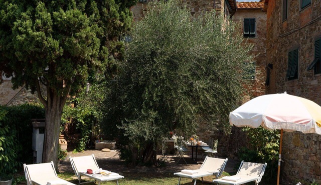 Private Villa with A/C, WIFI, private pool, TV, patio, pets allowed, panoramic view, close to Arezzo