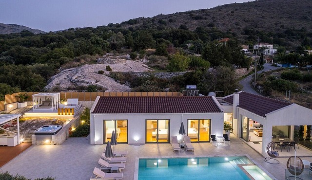 Private Villa White Harmony with Heated Pool for Holidays in Chania, Crete