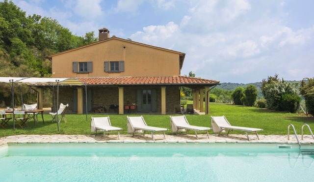Private Villa with WIFI, private pool, TV, balcony, pets allowed, panoramic view, close to Arezzo
