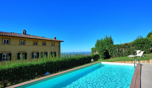 Private Villa with A/C, WIFI, private pool, hot tub, TV, patio, panoramic view, close to Viareggio