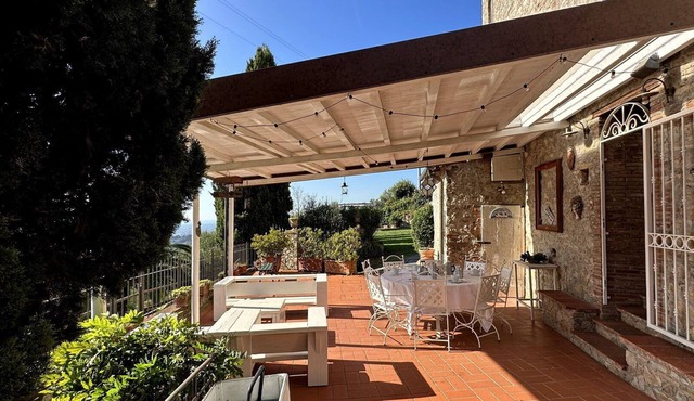Private Villa with A/C, private pool, WIFI, TV, terrace, panoramic view, parking, close to Lucca