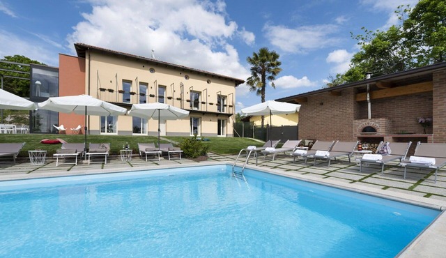 Private Villa with A/C, private pool, WIFI, TV, patio, pets allowed, panoramic view, close to Alba