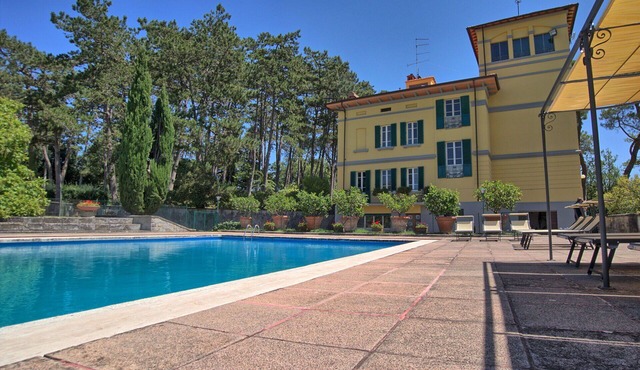 Private Villa with hot tub, private pool, WIFI, TV, pets allowed, panoramic view, close to Arezzo