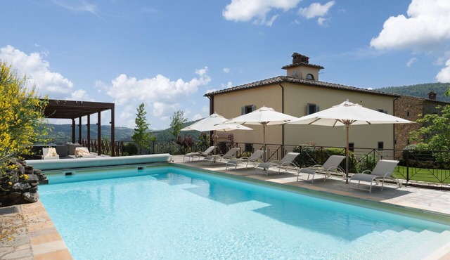Private Villa with hot tub, private pool, WIFI, A/C, TV, patio, panoramic view, close to Arezzo