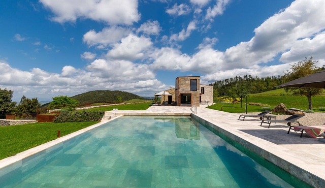 Private Villa with hot tub, A/C, private pool, WIFI, patio, pets allowed, close to San Gimignano