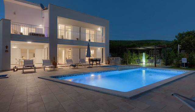 Private Villa with hot tub, private pool, WIFI, A/C, TV, terrace, pets allowed, panoramic view