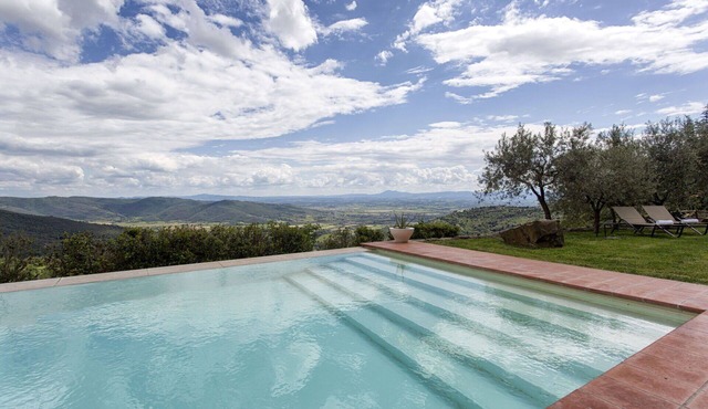 Private Villa with hot tub, pool, sauna, WIFI, A/C, TV, terrace, panoramic view, close to Cortona