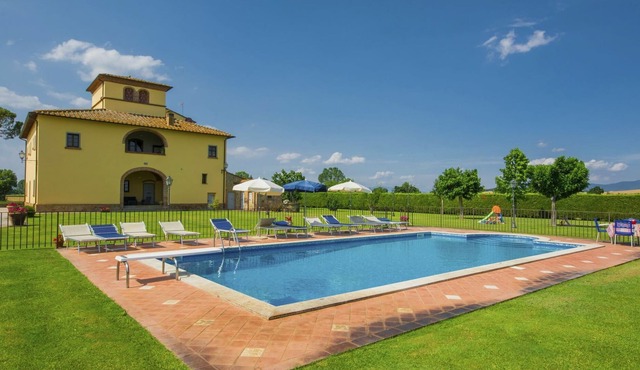 Private Villa with WIFI, private pool, A/C, TV, patio, panoramic view, parking, close to Arezzo
