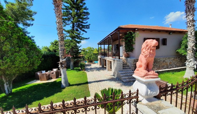 Private Villa with pool near the sea