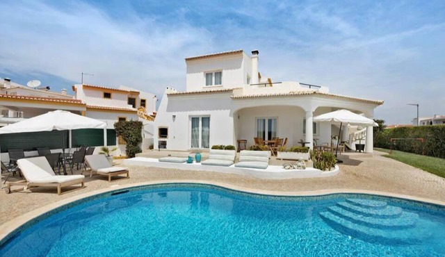 PRIVATE VILLA WITH POOL IN LAGOS