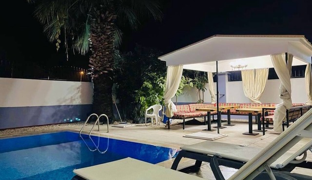 Private Villa with Pool, 5 minutes from Land of Legends theme park