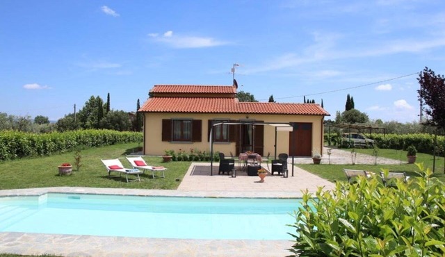 Private Villa with private pool, A/C, WIFI, TV, pets allowed, panoramic view, close to Cortona