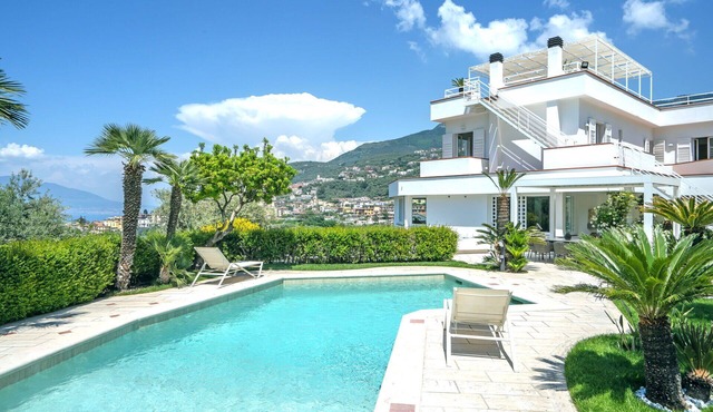 Private Villa with private pool, hot tub, WIFI, A/C, TV, terrace, panoramic view, close to Sorrento