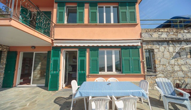 Private Villa with private pool, hot tub, WIFI, TV, patio, panoramic view, close to Portofino