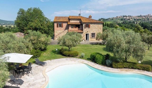 Private Villa with WIFI, private pool, hot tub, balcony, pets allowed, close to Montepulciano