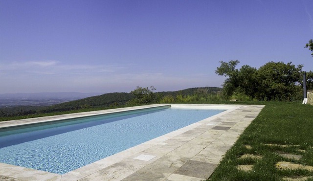 Private Villa with WIFI, private pool, A/C, TV, patio, panoramic view, parking, close to Siena