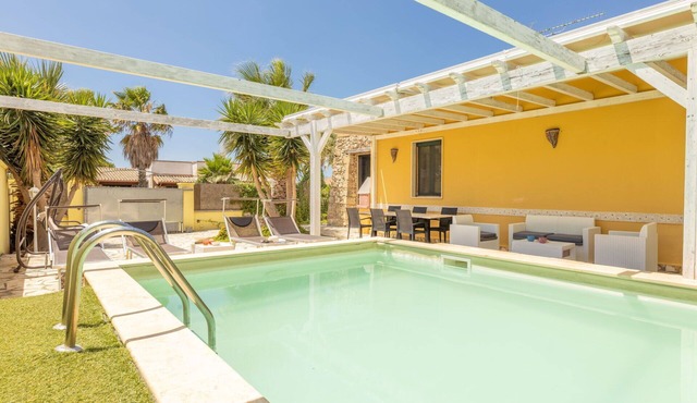 Private Villa with WIFI, A/C, private pool, TV, pets allowed, panoramic view, close to Gallipoli