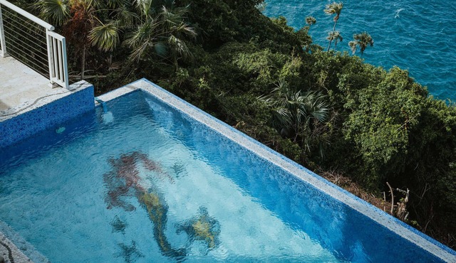 Private Waterfront 5 Bedroom Villa! Stunning views from every room!