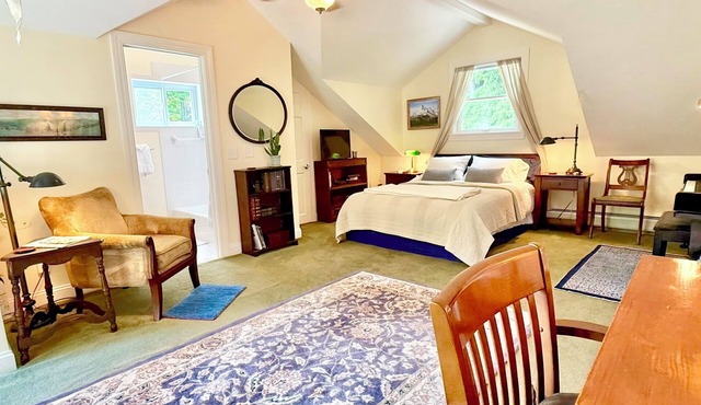 Private Wing. Large Loft Queen Suite. Balcony. View. Ensuite Bath. Walk to Lake!