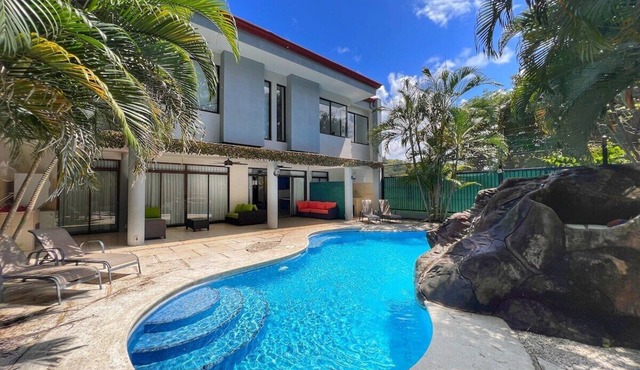 Private Yard with Pool and Waterfall - Sleeps 8