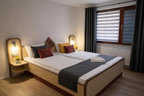 Private Zimmer mit eigenem Bad Fernseher und Schreibtisch