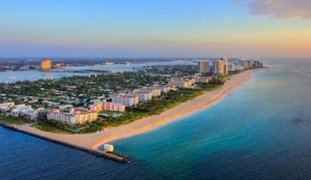 Professional 2 Bedroom Condo on Singer Island, FL. FREE parking. Beach 5 min.