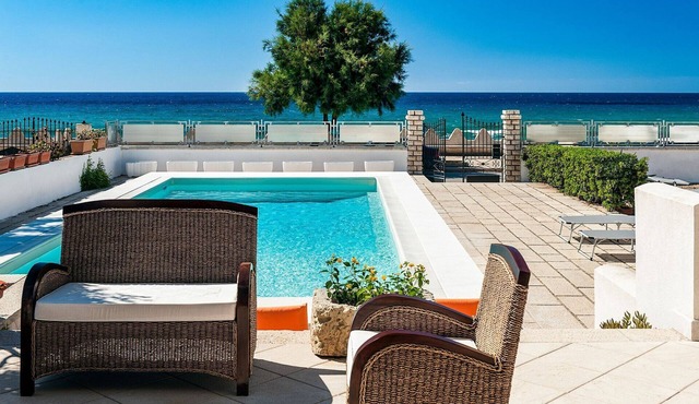 Profumo di Mare - Beachfront rental with private pool, Sicily