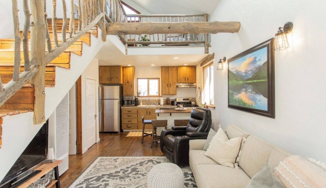 PROMO 5% WEEKLY AND 10% MONTHLY DISCOUNT! Mountain Cabin, conveniently located.