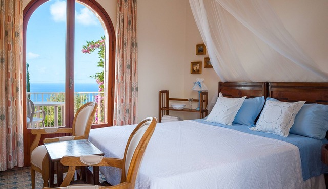 Promotion Sperlonga, sea view, large garden, parking, pets allowed, WIFI