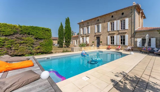 Property XVIII of 500 m2 with private pool and park 20 minutes from Bordeaux.