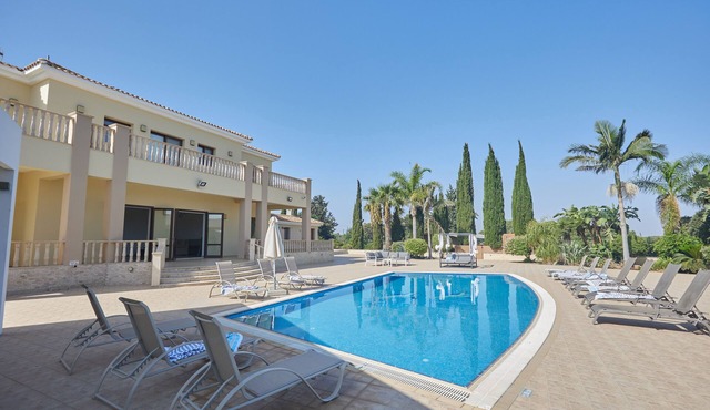 Protaras Holiday Villa PA7 - a villa that sleeps 16 guests in 7 bedrooms