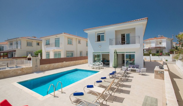 Protaras Mesogeios Villa ME16 - a villa that sleeps 10 guests in 4 bedrooms