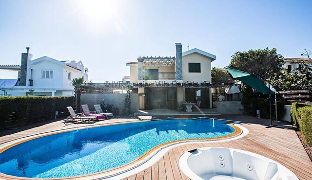 Protaras Spetses Villa SP5 - a villa that sleeps 6 guests in 3 bedrooms