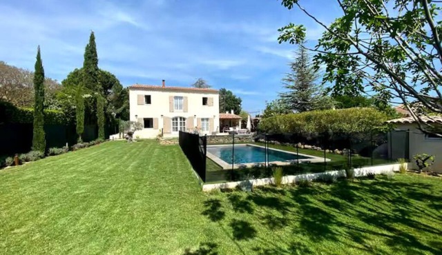Provencal country house with swimming pool 10 minutes from downtown Aix-en-Provence