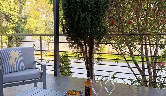 Provencal villa with pool and garden; very close to Avignon; air-conditioned