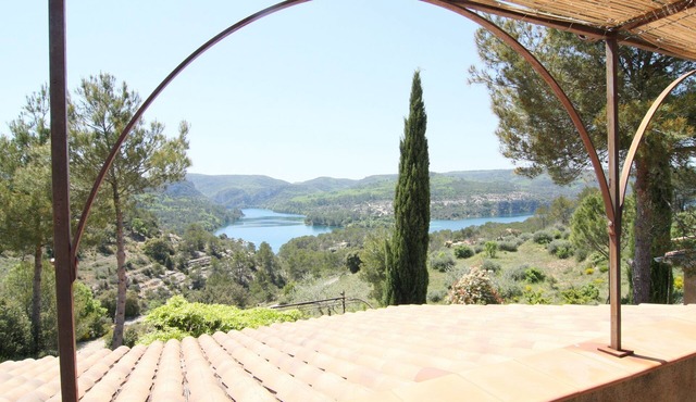 Provence guest house with panoramic views - 2 bedrooms & balcony overlooking the lake