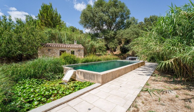 'Prune' Room with Shared Pool, Wi-Fi and Air Conditioning