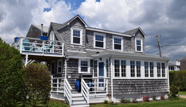 Pt. Judith beach house. Water views. Walk to state beach. Newly renovated!