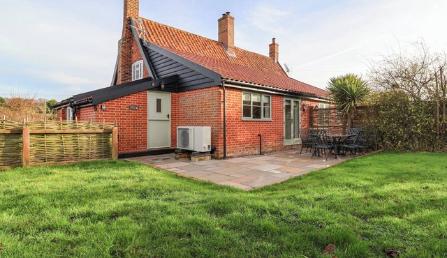 PUDDING COTTAGE, WESTLETON, pet friendly, with open fire in Westleton