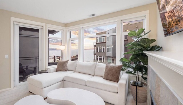 Puget Sound Views Elegant 2BR Walk to Pike Place