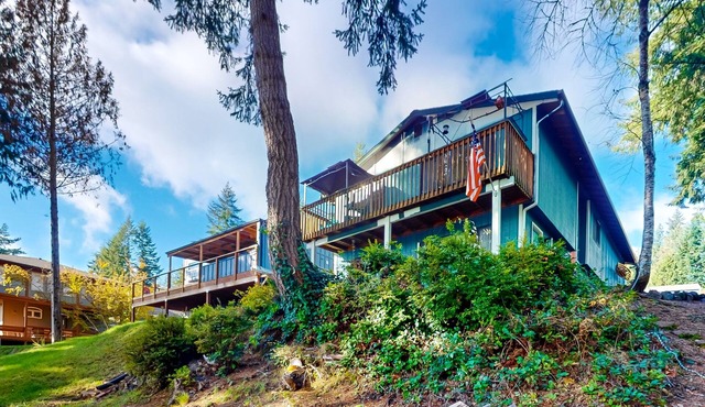 Puget Sound Waterfront Home-WIFI, Kayaking, Partial A/C