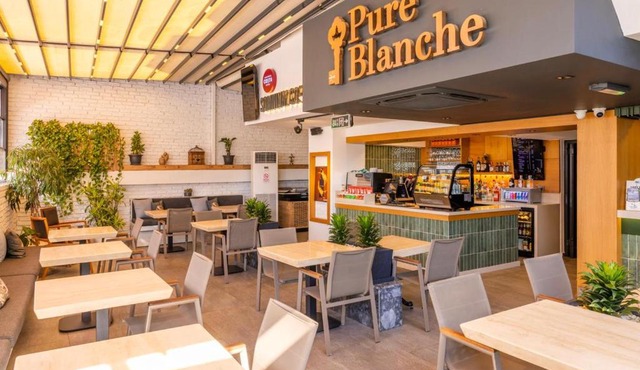 Pure Blanche Hotel