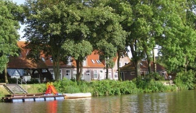 Pure family friendliness – is offered by this ground-level apartment with a terrace, a boat jetty and a grill area