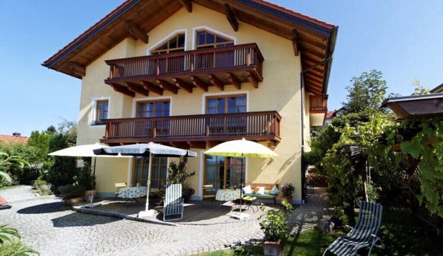 Pure romance & tranquillity - time out on the edge of the forest with mountain views and a tiled stove