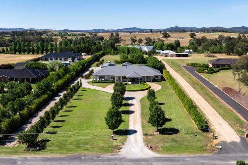 Putta Bucca Manor - Poised Poolside Country Living