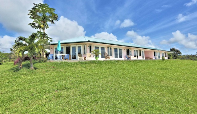 Puumoi Pink House, 3 bedroom home with sunrise and ocean view.10 minutes to Hilo