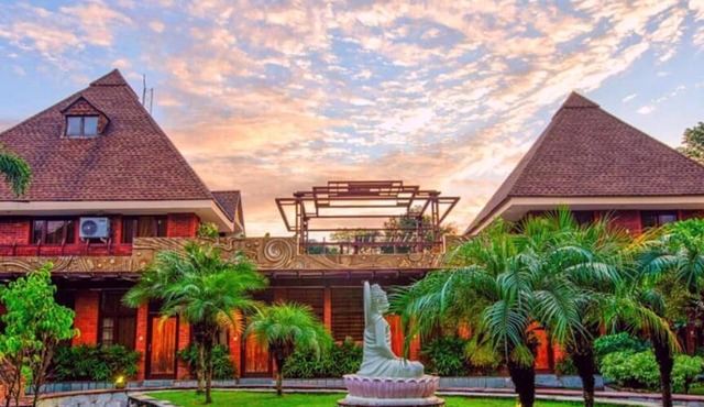Pyramid Home Divine